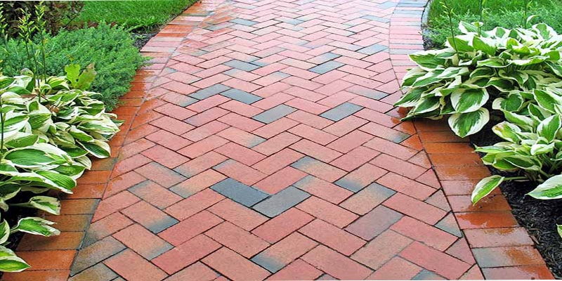 حیاطی زیبا با آجر کف پوش